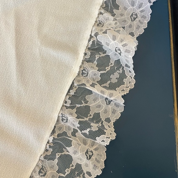 Perfect ivory lace trim tablecloth 56x76 - Picture 2 of 4